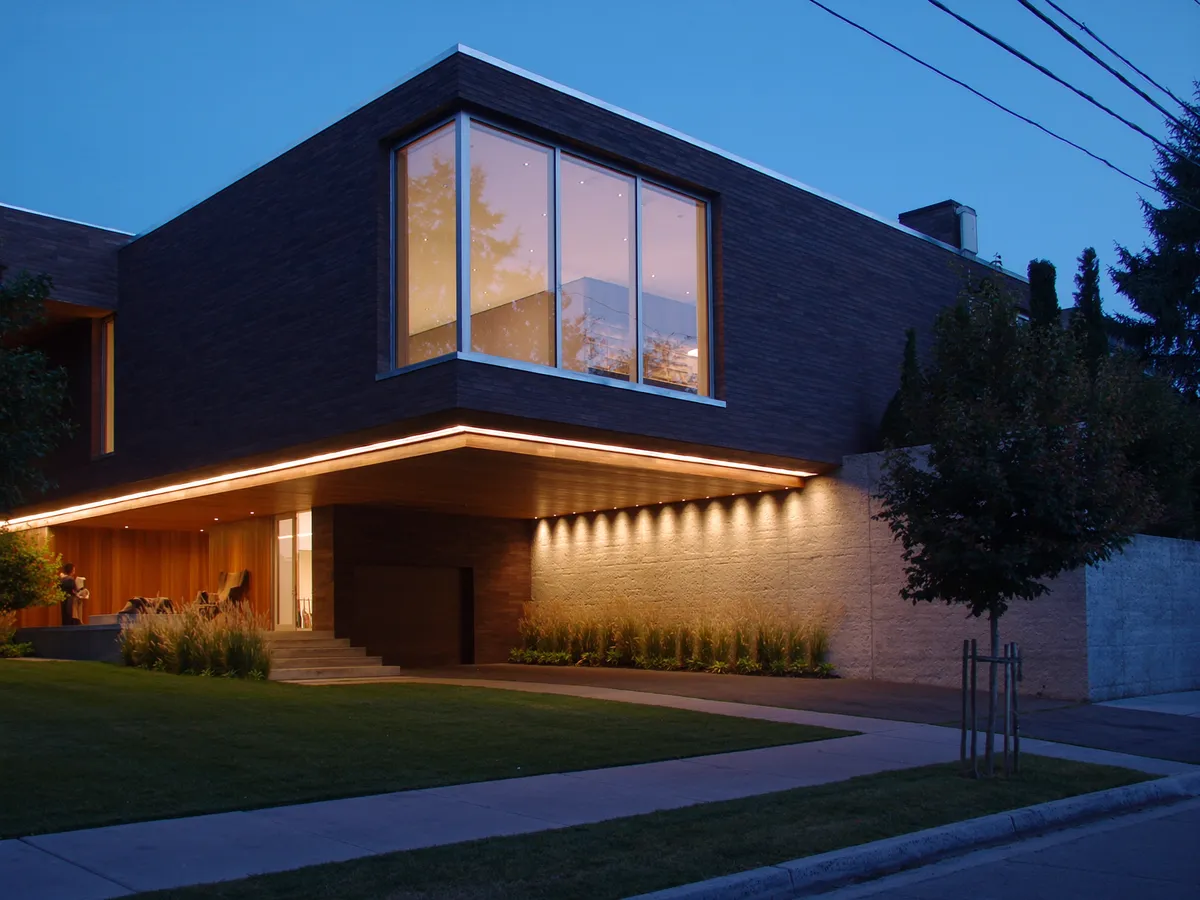 Cantilevered contemporary home delivered through a single design-build team in South Richvale, Oakville design & build services guide